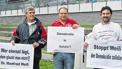 "Filz in der CSU": Peter Villhauer, Harald Zeh und das CSU-Mitglied Michael Billmeyer (von links) protestierten gegen den ehemaligen Justizminister Manfred Weiß.