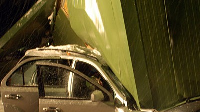 Winter in Deutschland: In Attendorn im Sauerland stürzte nach heftigen Schneefällen eine Firmenhalle ein: Ein Mann wurde in seinem Auto eingeklemmt und schwer verletzt.