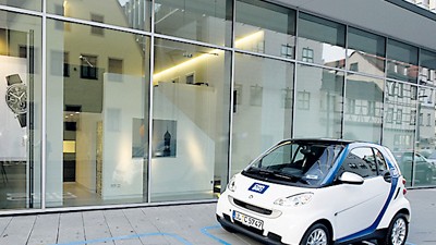 Elektroautos: Die Hersteller sehen sich zunehmend auch als Mobilitätsanbieter. Beim Mercedes-Projekt Car2go können Mitglieder spontan für 19 Cent pro Minute einen Smart mieten und überall wieder abstellen.
