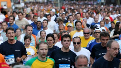 Stadtläufe: Laufen als Massenbewegung: In Frankfurt rannten 67.000 Hobbyathleten, manche Ärzte fordern dafür einen Gesundheitstest.