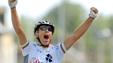 89. Tour de France: Der australische Radprofi Bradley McGee vom Team fdjeux.com jubelt in Avranches über seinen Sieg nach der 7. Etappe der Tour de France von Bagnoles-de-l'Orne nach Avranches