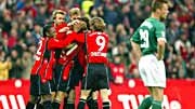 Die Sonntagsspiele: Hannover 96 jubelt über den Sieg im Niedersachsen-Derby.