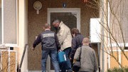 Kindstötungen: Polizeibeamte vor dem Wohnhaus in der Stauffenbergstraße - hier wurde am Donnerstagabend ein totes Baby entdeckt.