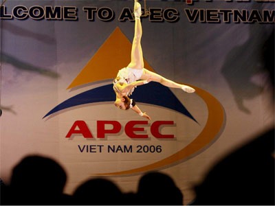 Artistin bei Eröffnung des 14. Apec-Gipfel in Hanoi; dpa