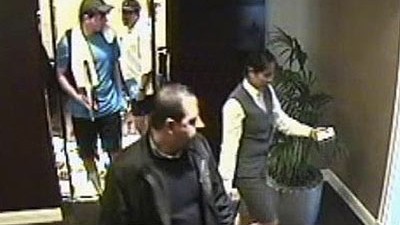 Israels Geheimdienst: Zwei mutmaßliche Angehörige des Killer-Kommandos wurden in Dubai von einer Hotel-Kamera gefilmt, als sie das Opfer Mahmud al-Mabhuh (im Vordergrund) ausspähten.