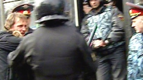 Prügel-Attacken in St. Petersburg: Gewaltsamer Staatsapparat: ARD-Korrespondent Stephan Stuchlik (links) wird von russischen Sicherheitsbeamten verprügelt und abgeführt.