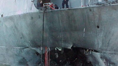 Konflikt im Jemen: Nach dem Anschlag auf die USS Cole klafft ein riesiges Loch im Rumpf des Schiffes.