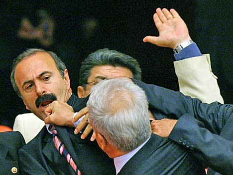 Schlägerei im türkischen Parlament