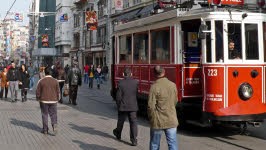 Straßenkinder in der Türkei: Einkaufsstraße in Istanbul: Das Schicksal des kleinen Bedrettin hat in der Türkei eine Debatte über minderjährige Bettler ausgelöst.
