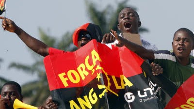 Debatte nach Attacke auf Togos Team: Angolas Fans feiern ihr Land und ihr Fußballteam - an ein friedliches WM-Spektakel in Südafrika glauben manche Beobachter nicht mehr.