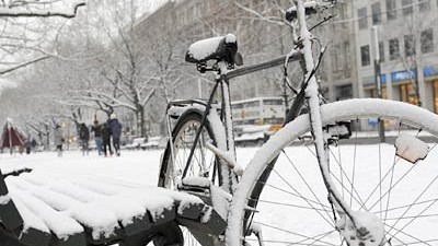 Kolumne: Deutscher Alltag: Schnee, der unter den Linden fällt: In diesem Jahr hat es selbst in Berlin viel geschneit - Grund für einen Leitartikel.