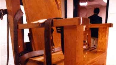 Hinrichtung: Der "Elektrische Stuhl" ist nur eine von 5 Methoden, mit denen in den USA Menschen hingerichtet werden. Die anderen vier sind: Gift-Spritze, Gas-Kammer, Erschießung und Tod durch Erhängen. In fundamentalistischen Staaten gibt es auch heute noch die Steinigung.