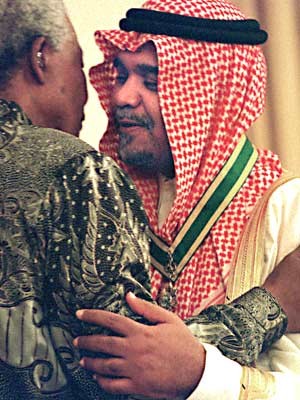 Prinz Bandar bin Sultan Arm in Arm mit Nelson Mandela