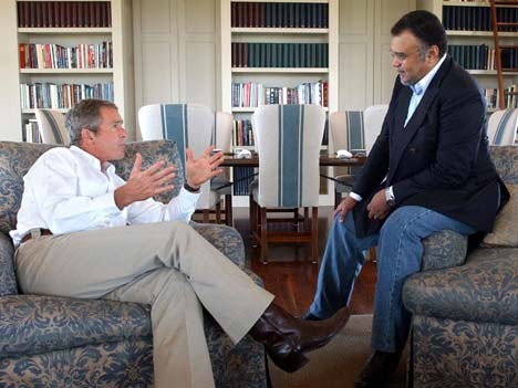 US-President George W. Bush trifft Prinz Bandar bin Sultan