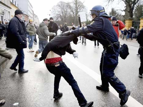 Die Polizisten gingen mit Schlagstöcken gegen die Demonstranten in Kopenhagen vor