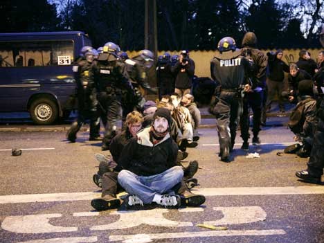 Die Polizei nahm über 100 Demonstranten vorläufig fest.