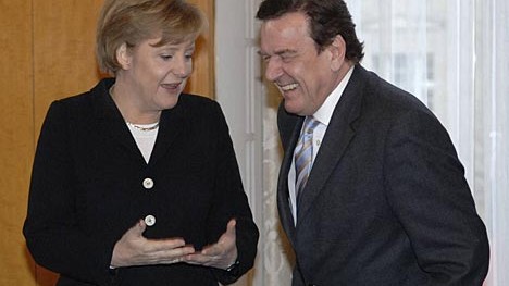 Dieter Hildebrandt ist 80 (Teil II): Der "Selbstvermarkter" und die "kalte" Kanzlerin: Dieter Hildebrandt ist kein Freund Angela Merkels und ihres Amtsvorgängers Gerhard Schröder