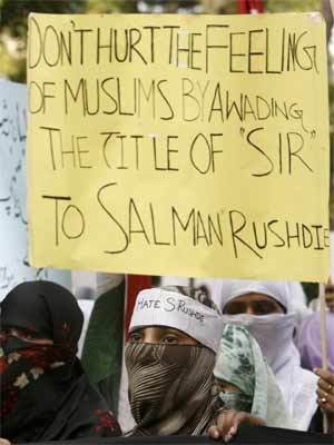Nach der Verleihung der Ritterwürde an den indisch-britischen Schriftsteller Salman Rushdie kommt es zu Protesten in islamischen Ländern.