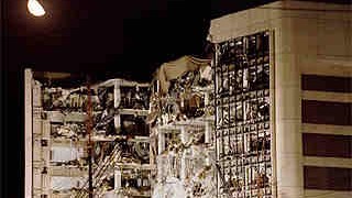 Oklahoma City: Die Bombe legt die Nordfassade des Alfred P. Murrah Federal Buildings in Oklahoma City in Schutt und Asche. 168 Menschen finden den Tod.