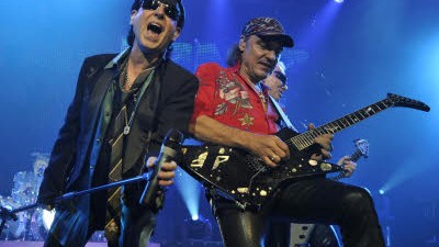 Hard-Rock aus Deutschland: Die Scorpions in Aktion: Klaus Meine, Matthias Jabs und Rudolf Schenker (verdeckt).