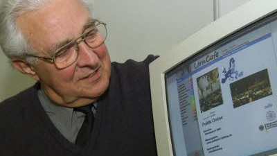 Netz-Depeschen: Das Archivbild zeigt einen Senior mit seinem PC: In den USA speichert ein pensionierter Wissenschaftler sein ganzes Leben auf Festplatte.