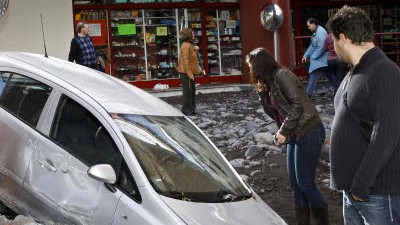 Überschwemmungen auf Madeira: Die Schlammmassen rissen ín den Straßen von Madeiras Hauptstadt Funchal Autos mit sich.