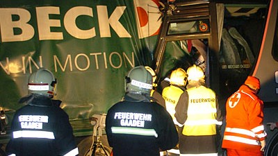 Deutscher Bus verunglückt: "Das ganze Gepäck ist durcheinandergeflogen,wir finden kaum Papiere", sagte ein Einsatzleiter am Unfallort in Niederösterreich.