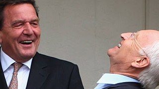 Gute Laune: die beiden früheren Erzrivalen Gerhard Schröder (li.) und Edmund Stoiber bei ihrem Treffen in Wolfratshausen
