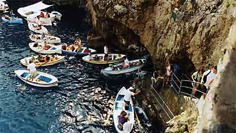 Capri: Gedränge vor der Blauen Grotte - richtig genießen kann man die Insel erst, wenn die Tagestouristen abgezogen sind.