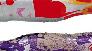 Neudesign von Coca-Cola-Flaschen: Optimismus pur lautet die Botschaft der runderneuerten Konturflasche mit ihren psychedelischen Kirschblüten, Dahlien und Kalahariblumen.