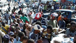 Katastrophenhilfe in Haiti: In Haitis Hauptstadt ringen die Menschen um die verbliebenen Lebensmittel- und Kraftstoffreserven.