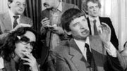 Der Deutsche Herbst 1977 (III und Schluss): Erschossen? Im angeblich sichersten Gefängnis Europas? RAF-Anwalt Otto Schily (rechts) nach dem Tod der Terroristen bei einer Pressekonferenz, auf der Zweifel an der Selbstmordversion geäußert wurden.