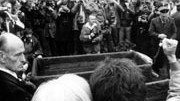 Der Deutsche Herbst 1977 (III und Schluss): Hört im Tod die Feindschaft auf? Die Beerdigung von Andreas Baader, Jan-Carl Raspe und Gudrun Ensslin (links ihr Vater) geriet auch zum Aufmarsch der Sympathisantenszene.