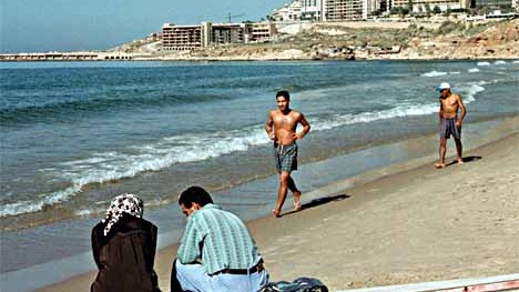 Tourismus im Libanon: Ein Strand in Beirut: Alle Betten waren ausgebucht - nun reisen alle Touristen aus.