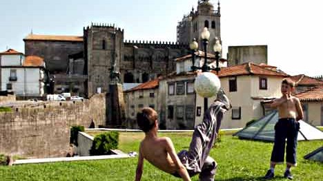 Porto: Fußball spielende Kinder vor der Kathdrale in Porto.