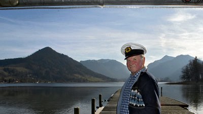 Blühende Pisten am Spitzingsee: "Verhungern muss da herob'n jedenfalls noch keiner": Nikolaus Gumberger auf seinem Bootssteg am Schliersee.