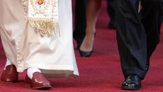Rote Schuhe von Papst Benedikt XIV.