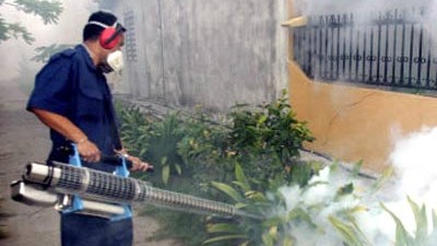 Dengue-Fieber: Kampf gegen das Dengue-Fieber. Ein Arbeiter versprüht ein Insektizid gegen Moskitos in Kuala Lumpur.
