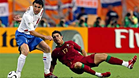 Portugal gegen Holland: Cristiano Ronaldo und Mark Van Bommel kämpfnen um den Ball.