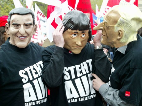 Falsche Politiker: Attac-Mitglieder bei einer Kundgebung des Gewerkschaftsbunds, ddp