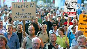 Montagsdemos gegen Hartz-IV-Reform: Montagabend in Berlin.