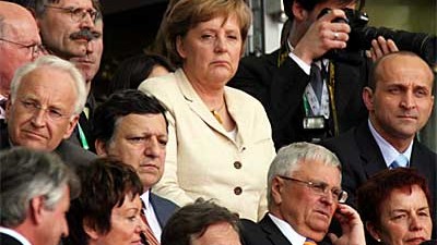 Merkel mit Ball