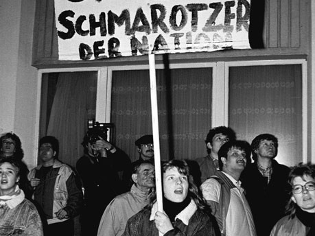 DDR-Bürger protestieren vor der Stasi-Zentrale, SZ-Photo