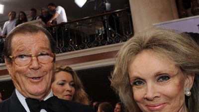Entertainment: Diva-Preis: Roger Moore mit Ehefrau Christina Tholstrup: Einen Stern auf demWalk of Famein Hollywood hat der Brite seit 2007, nun auch noch dieDiva.