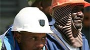 Grubenunglück in Südafrika: Gerettete Grubenmitarbeiter in Südafrika.