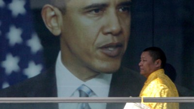 Obama trifft Dalai Lama: Ein tibetischer Mönch geht in Peking an einem Plakat vorbei, das US-Präsident Barack Obama zeigt.