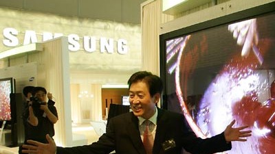 Duftmarketing: Der Chef der Samsung Digital Media Group, Gee Sung Choi, im bedufteten Samsung-Pavillon auf der Internationalen Funkausstellung 2005 in Berlin.