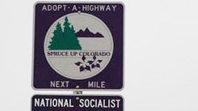 US-Neonazis: Ein Stück Straße: "Bringen Sie Colorado auf Vordermann", sagt das Schild oben. Der untere Teil ist den rechtsradikalen Saubermännern der "Nationalsozialistischen Bewegung" vorbehalten.