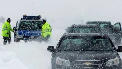 Schneechaos in Deutschland: Polizisten betreuen auf der A20 in Mecklenburg-Vorpommern im Schnee festsitzende Autofahrer. Die heftigen Schneefälle haben zu erheblichen Verkehrsbehinderungengeführt.