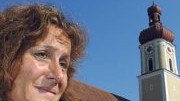 Missbrauch in der katholischen Kirche: Johanna Treimer, Mutter eines missbrauchten Jungen aus Viechtach, vor der Kirche in Riekofen in der Oberfpfalz